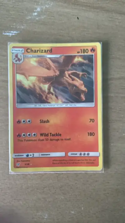 Carta Pokémon Charizard HP 180 - miniatura 1