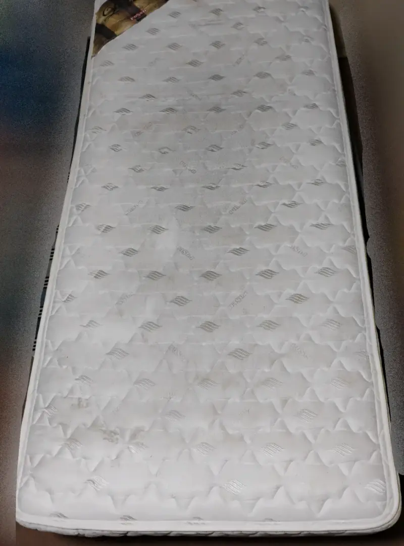 Cama individual de madera con colchón - 1