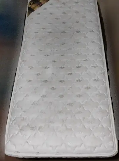 Cama individual de madera con colchón - miniatura 1