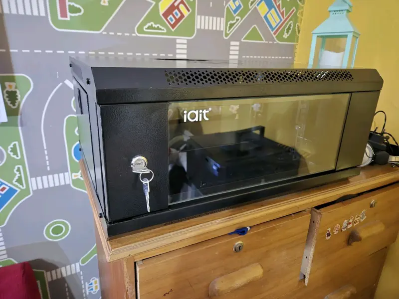 Gabinete Rack Mural IAIT 19” con Puerta Vidrio - 1