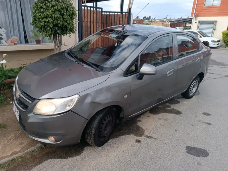 Auto Chevrolet gris en buen estado con detalles - 2