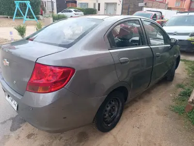 Auto Chevrolet gris en buen estado con detalles - miniatura 3