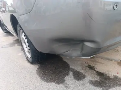 Auto Chevrolet gris en buen estado con detalles - miniatura 4