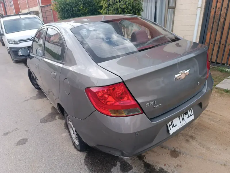 Auto Chevrolet gris en buen estado con detalles - 5