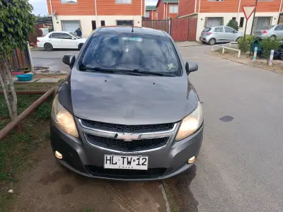Auto Chevrolet gris en buen estado con detalles - miniatura 7