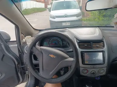 Auto Chevrolet gris en buen estado con detalles - miniatura 10