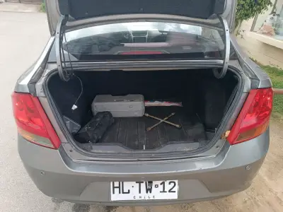 Auto Chevrolet gris en buen estado con detalles - miniatura 11