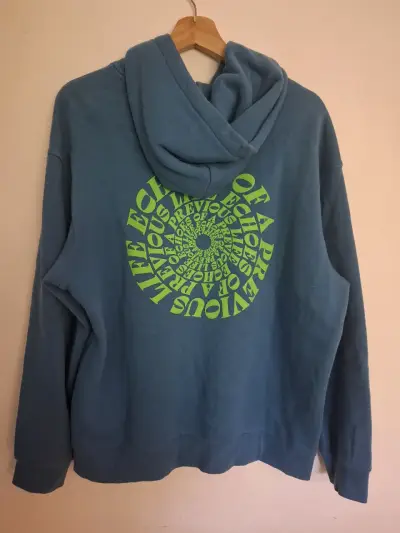 Polerón azul con diseño gráfico verde Talla L - miniatura 2