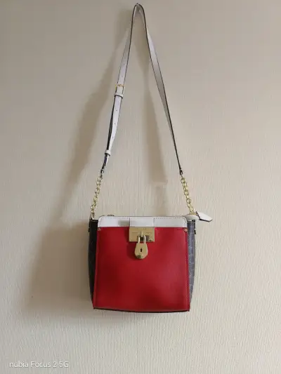 Bolso de cuero rojo Calvin Klein con cadena dorada - miniatura 1