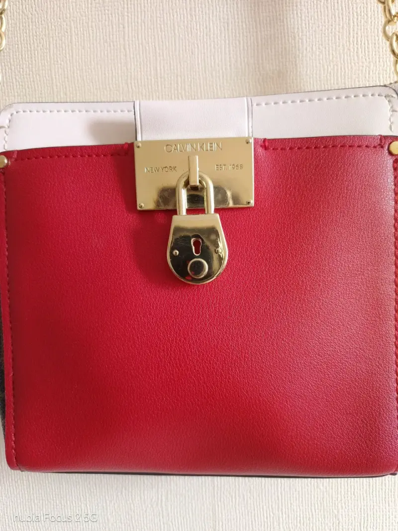 Bolso de cuero rojo Calvin Klein con cadena dorada - 2