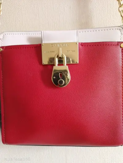 Bolso de cuero rojo Calvin Klein con cadena dorada - miniatura 2