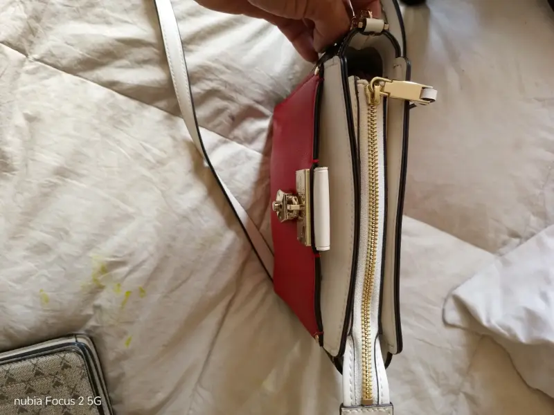 Bolso de cuero rojo Calvin Klein con cadena dorada - 3