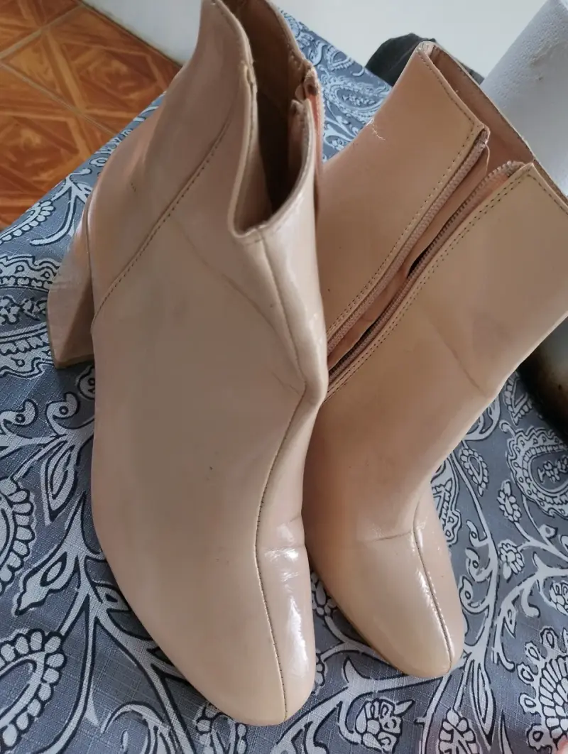Botines de cuero beige con tacón