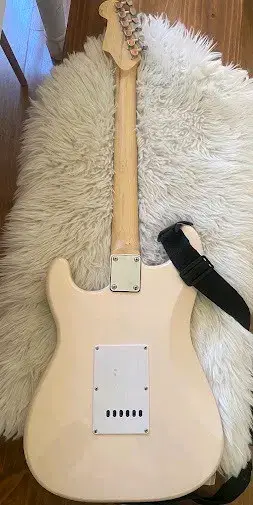 Guitarra eléctrica con diseño personalizado y amplificador - miniatura 1