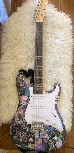 Guitarra eléctrica con diseño personalizado y amplificador - 2