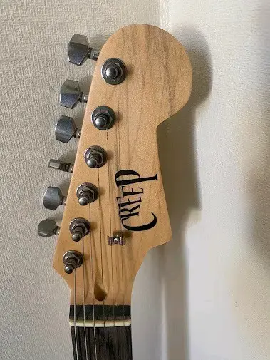 Guitarra eléctrica con diseño personalizado y amplificador - 3