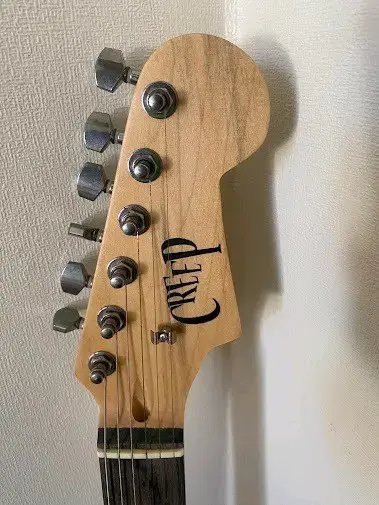 Guitarra eléctrica con diseño personalizado y amplificador - miniatura 3