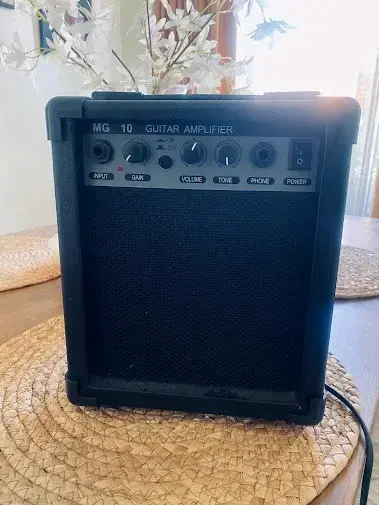 Guitarra eléctrica con diseño personalizado y amplificador - 4