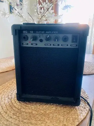 Guitarra eléctrica con diseño personalizado y amplificador - miniatura 4
