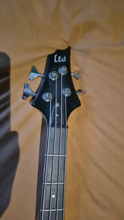 Bajo eléctrico LTD negro de 4 cuerdas - miniatura 3