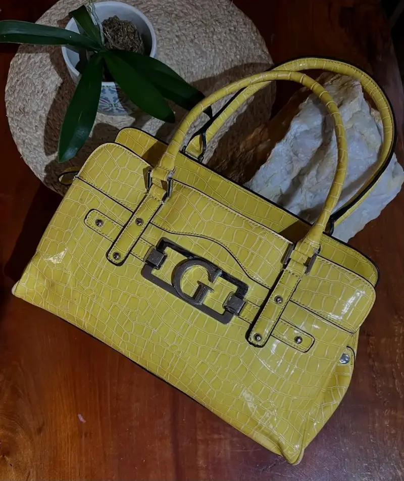 Bolso amarillo de cuero sintético con diseño de cocodrilo - 1