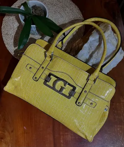 Bolso amarillo de cuero sintético con diseño de cocodrilo - miniatura 1