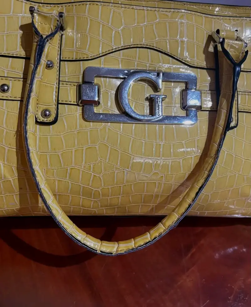 Bolso amarillo de cuero sintético con diseño de cocodrilo - 2