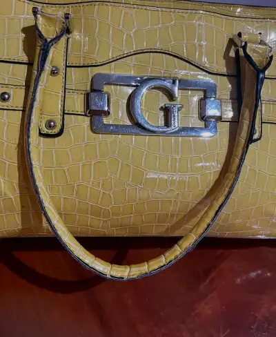Bolso amarillo de cuero sintético con diseño de cocodrilo - miniatura 2