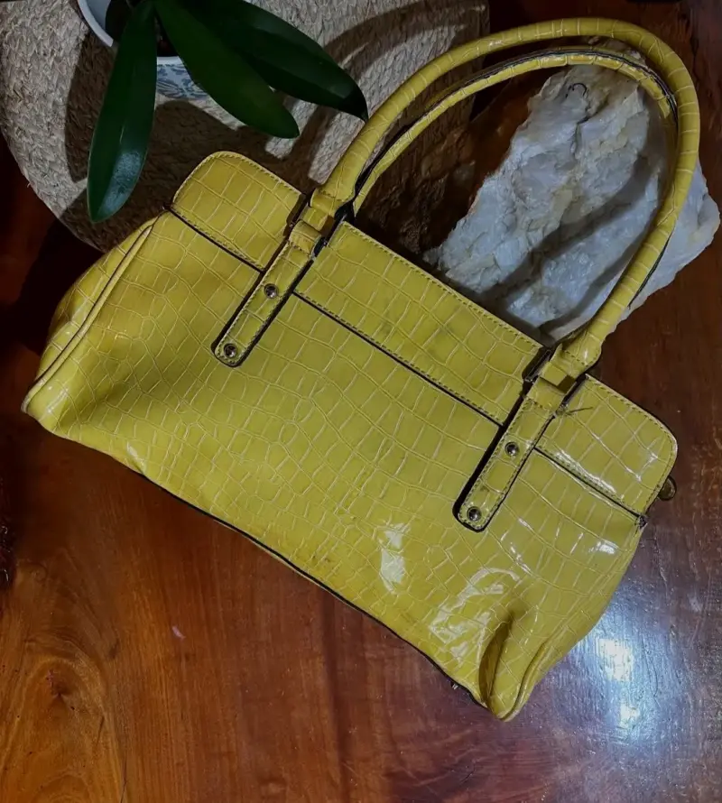 Bolso amarillo de cuero sintético con diseño de cocodrilo - 3
