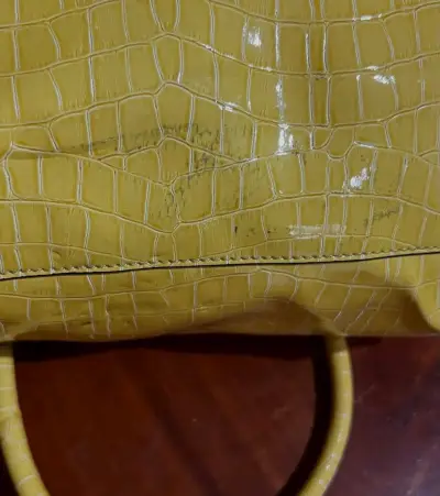 Bolso amarillo de cuero sintético con diseño de cocodrilo - miniatura 4