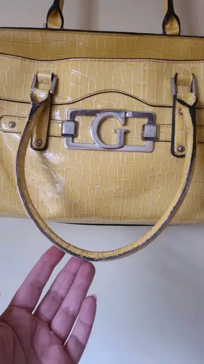 Bolso amarillo de cuero sintético con diseño de cocodrilo - miniatura 6