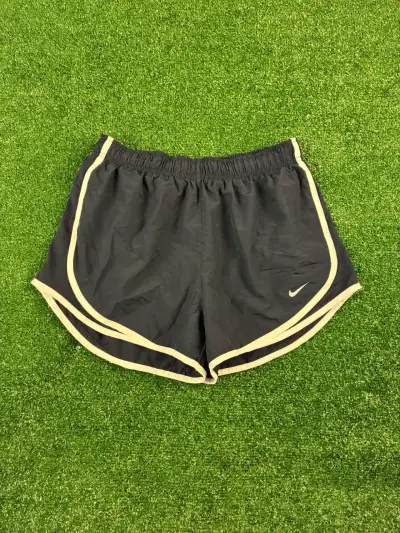 Shorts deportivos Nike negros para mujer M - miniatura 1
