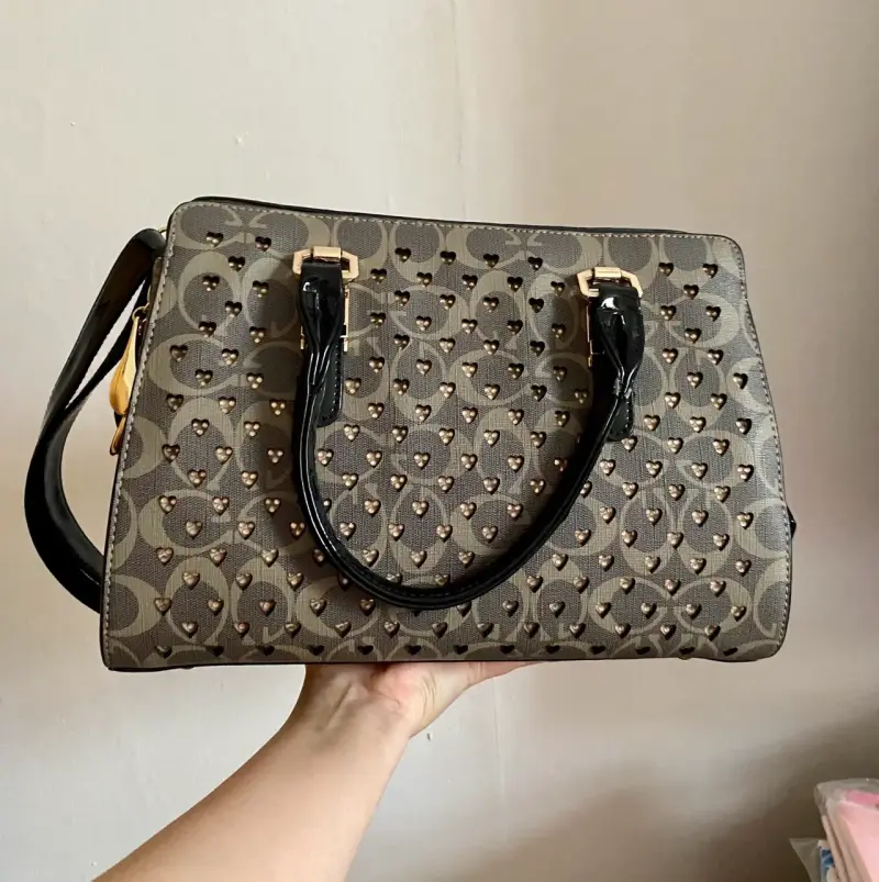Bolso de mano con diseño de corazones y correa ajustable - 3