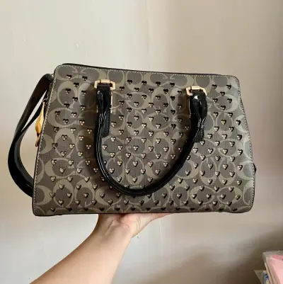 Bolso de mano con diseño de corazones y correa ajustable - miniatura 3