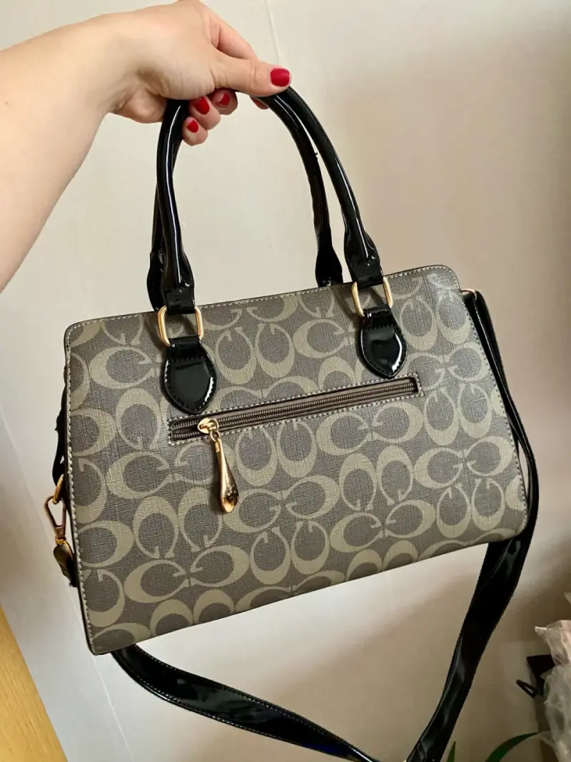Bolso de mano con diseño de corazones y correa ajustable - 4
