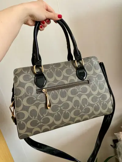 Bolso de mano con diseño de corazones y correa ajustable - miniatura 4
