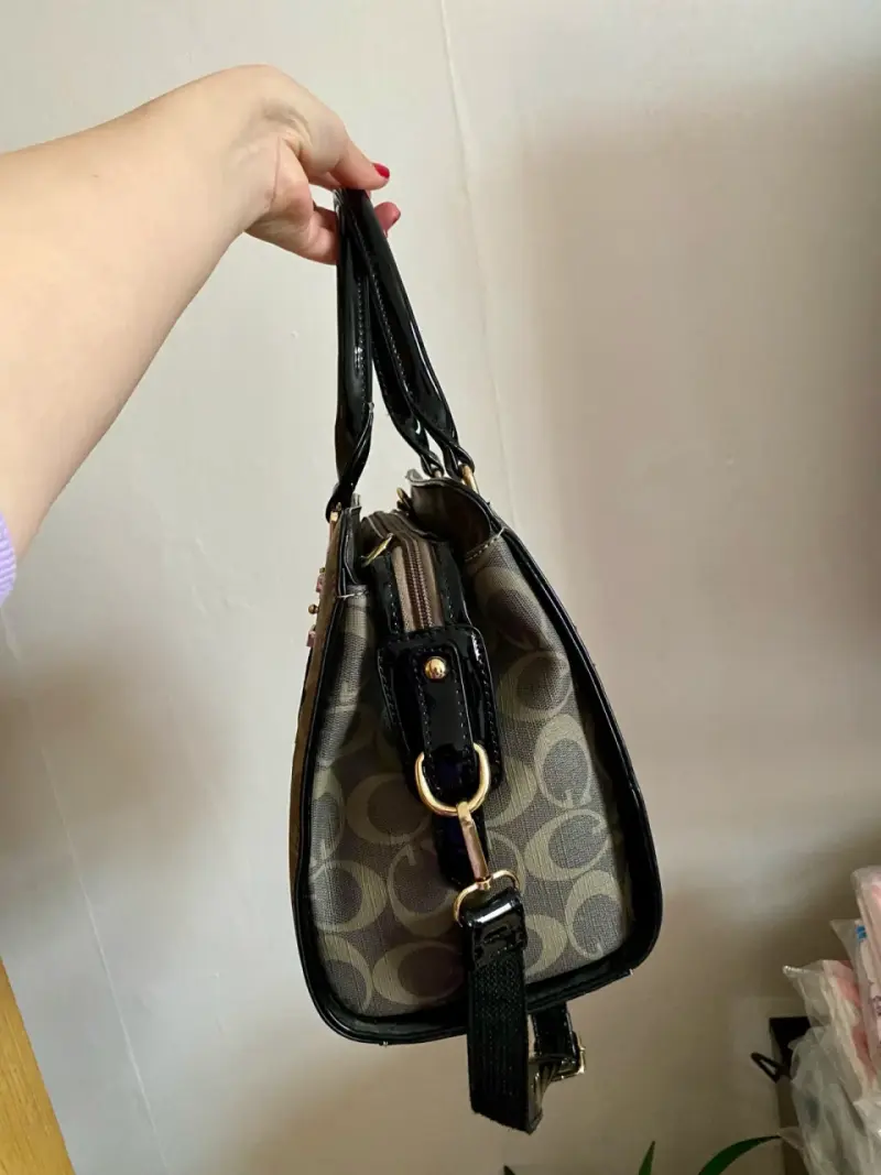 Bolso de mano con diseño de corazones y correa ajustable - 5
