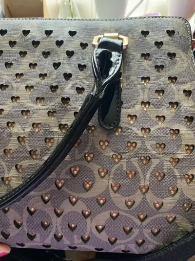 Bolso de mano con diseño de corazones y correa ajustable - miniatura 6
