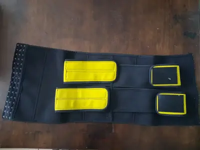 Faja reductora deportiva negra y amarilla - miniatura 1