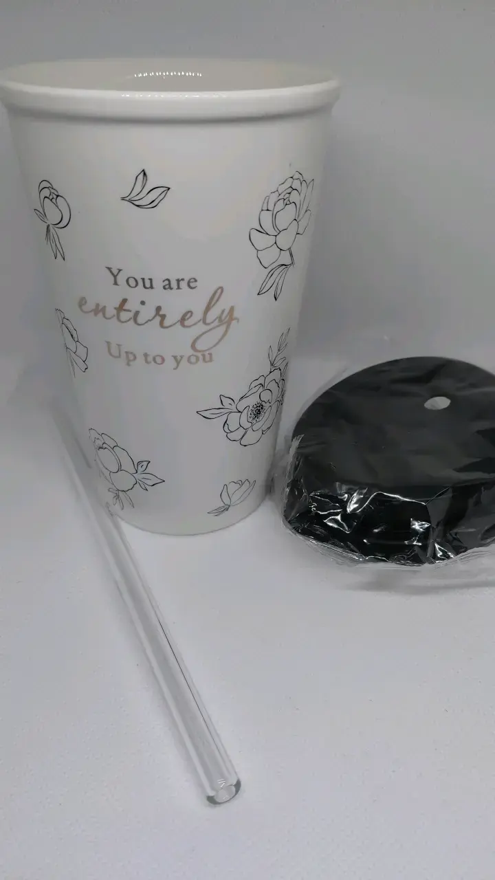 Vaso de cerámica con tapa y bombilla - 1