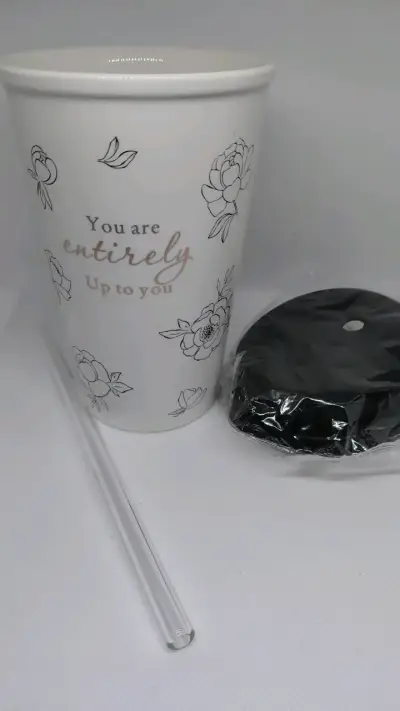 Vaso de cerámica con tapa y bombilla - miniatura 1