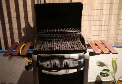 Parrilla a gas Mr. Beef con estantes laterales - miniatura 1