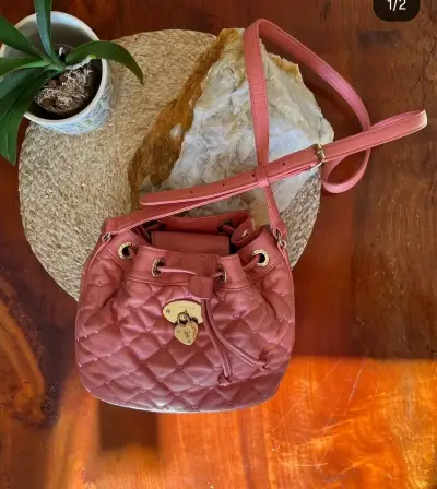Bolso bandolera acolchado rosa con cierre de corazón - miniatura 1