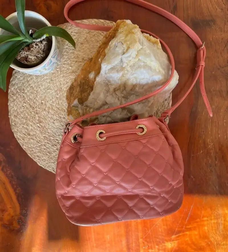 Bolso bandolera acolchado rosa con cierre de corazón - 2