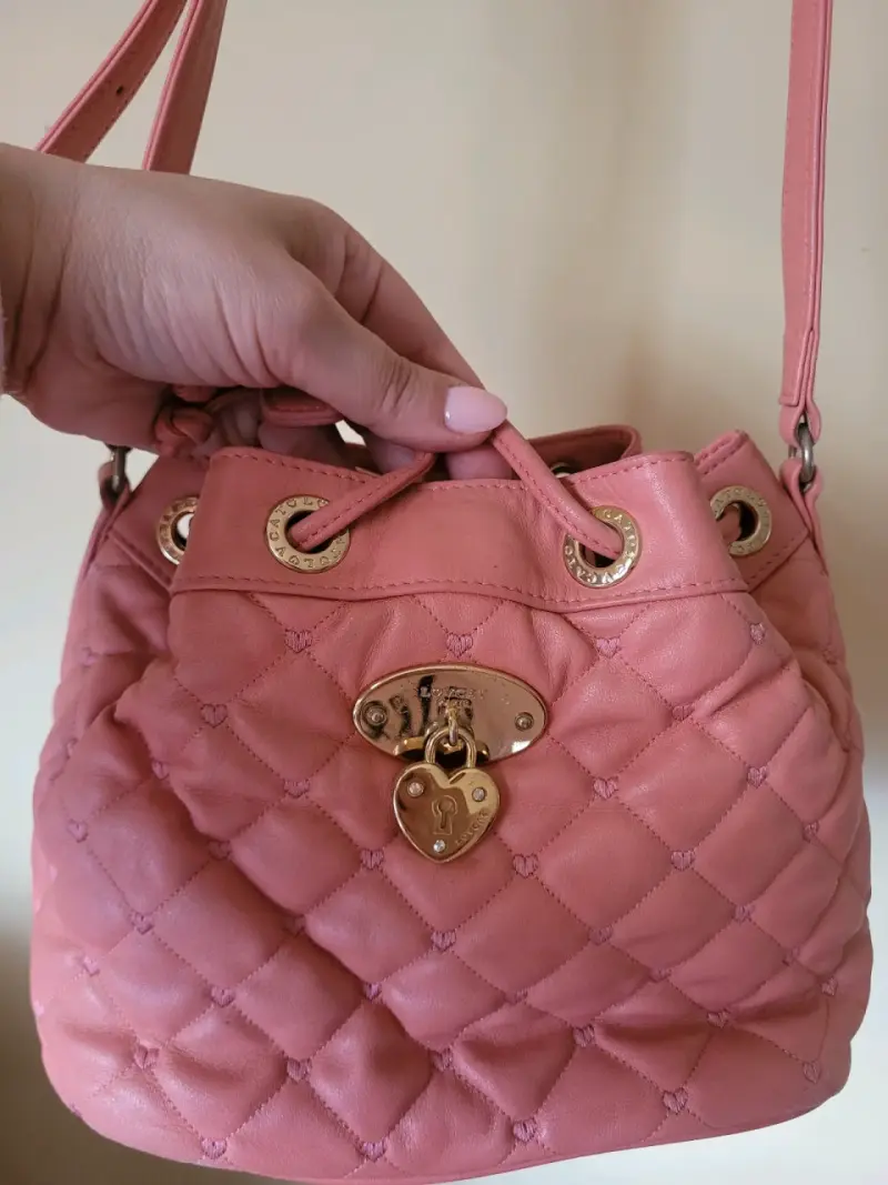 Bolso bandolera acolchado rosa con cierre de corazón - 3