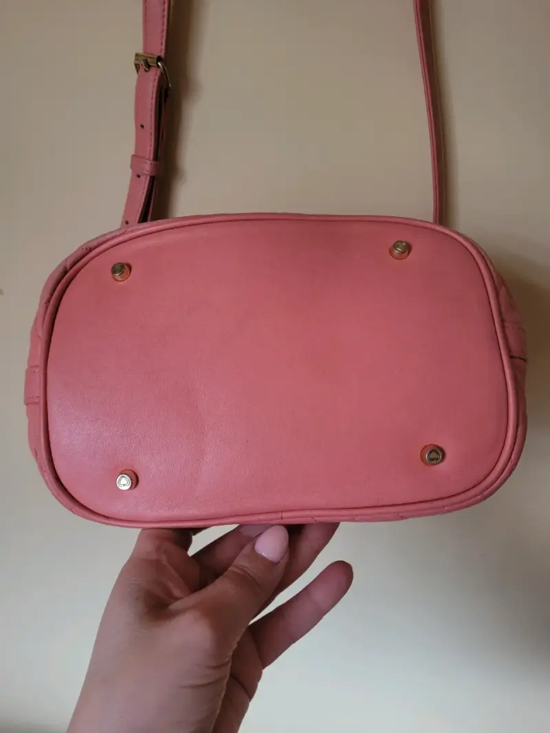 Bolso bandolera acolchado rosa con cierre de corazón - 4