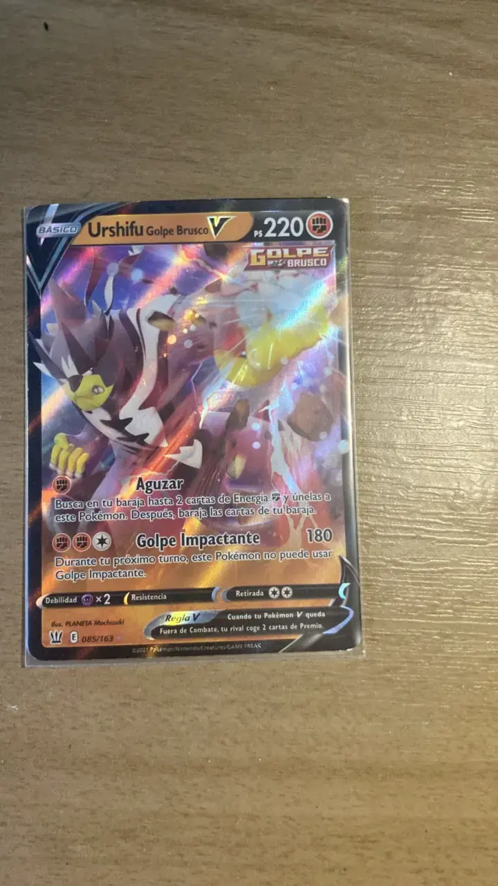 Carta Pokémon Urshifu Golpe Brusco V holográfica - 1