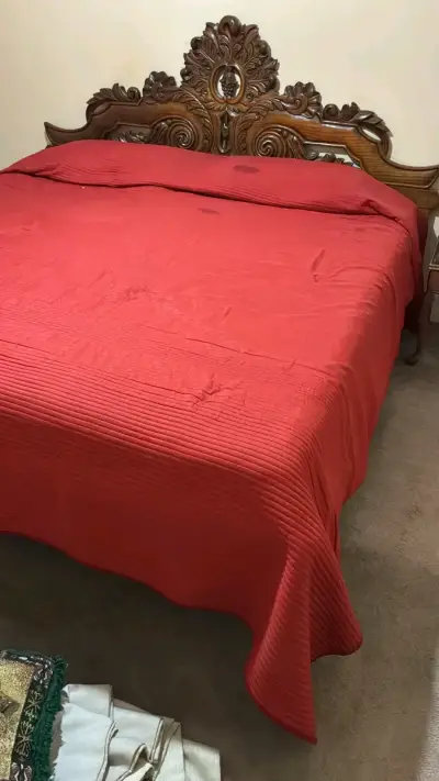 Cama matrimonial con cabecera tallada en madera - miniatura 1