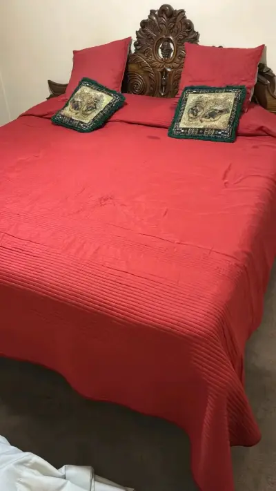 Cama matrimonial con cabecera tallada en madera - miniatura 2