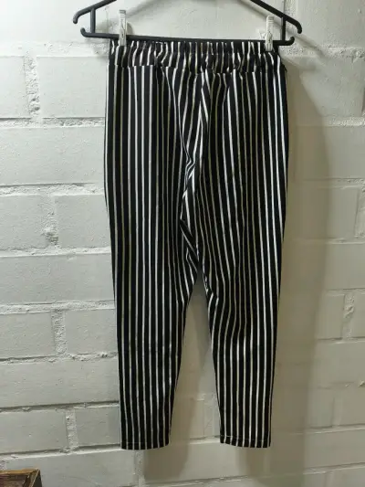 Pantalones a rayas blanco y negro para mujer - miniatura 2